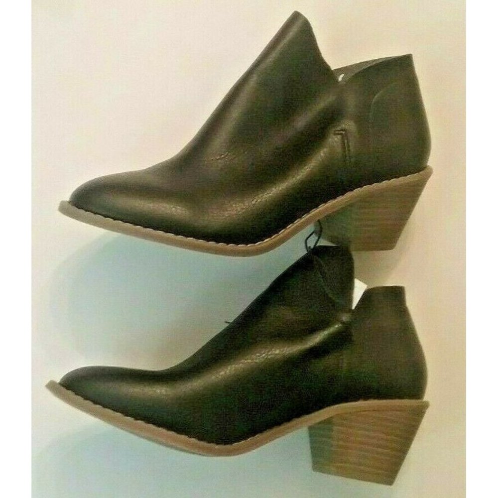 Universal Thread Black Faux Leather  Size 6 1/2